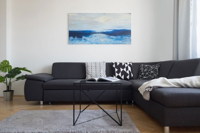 Prvé panelové byty v Bratislave majú konštrukčnú zaujímavosť. Paneláky sú trubkové a&nbsp;ich preklady zdobené rohovými rozetami.

Dispozičné riešenie bytu sme…