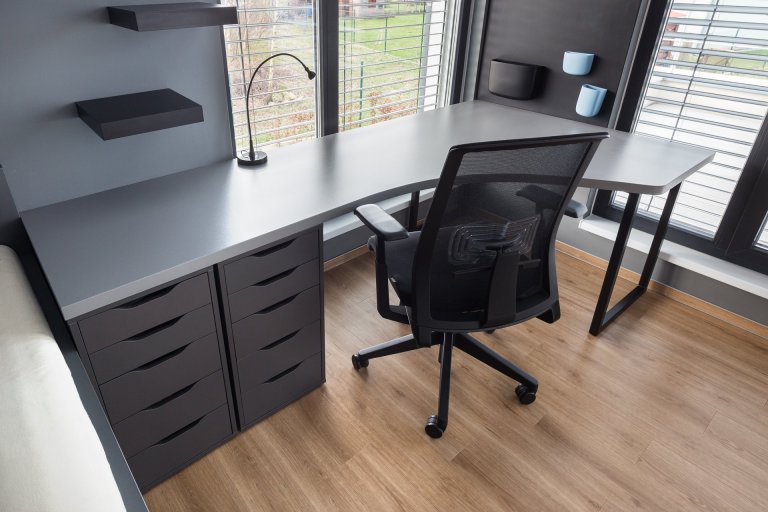 Kombinace bílá s dekorem dřeva je nesmrtelná. O tom vůbec nebudu diskutovat. Ale v tomto projektu byl zákaz &ldquo; bílé&ldquo;. Jsem za to ráda.

Úkol…