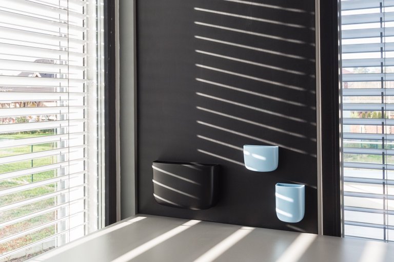 Kombinace bílá s dekorem dřeva je nesmrtelná. O tom vůbec nebudu diskutovat. Ale v tomto projektu byl zákaz &ldquo; bílé&ldquo;. Jsem za to ráda.

Úkol…