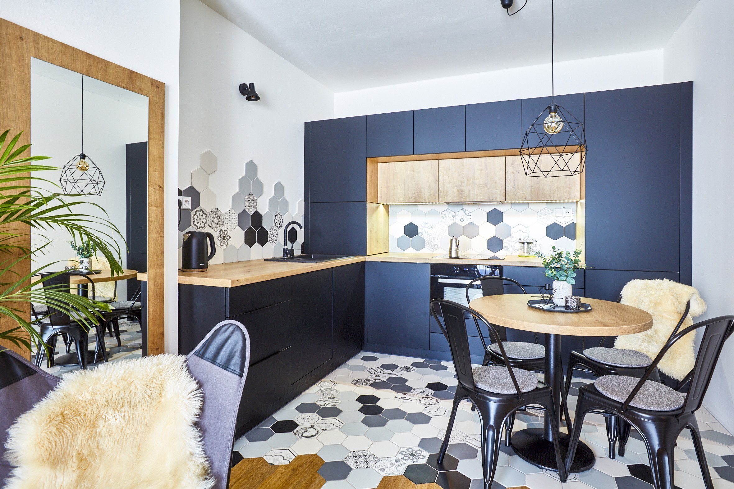 Malý horský apartmán&nbsp; investor zakoupil nejen pro odpočinek vlastní rodiny, ale i s výhledem na možnost krátkodobého pronájmu. Umístění domu&nbsp; 50m od…