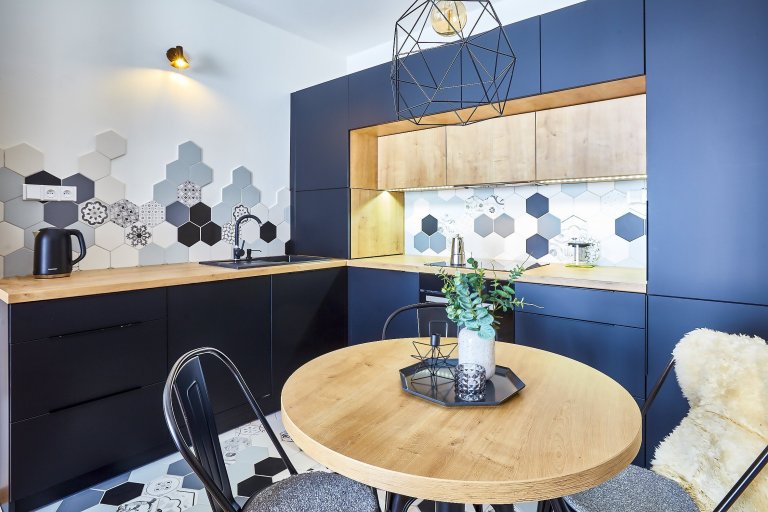 Malý horský apartmán&nbsp; investor zakoupil nejen pro odpočinek vlastní rodiny, ale i s výhledem na možnost krátkodobého pronájmu. Umístění domu&nbsp; 50m od…