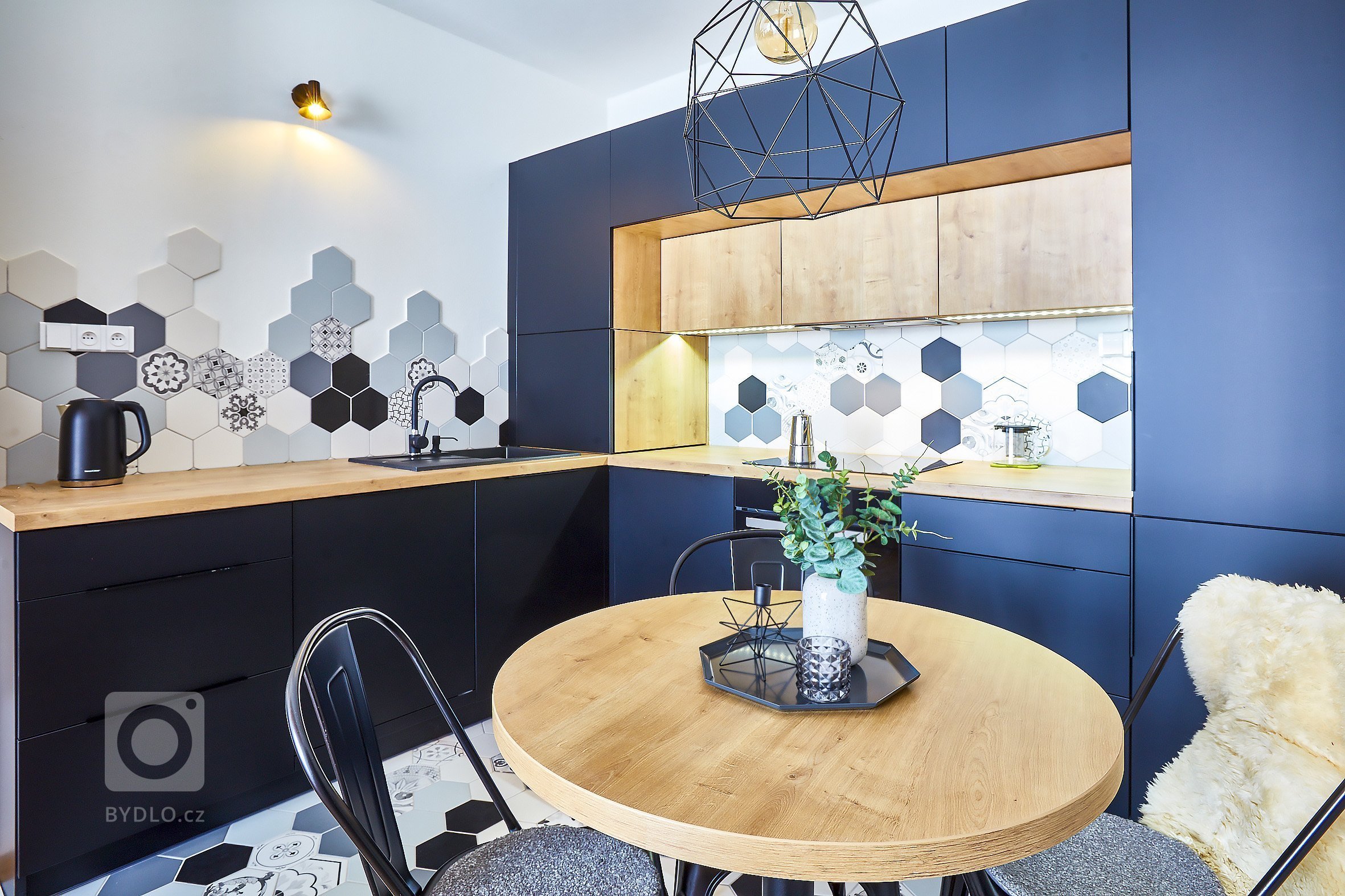 Malý horský apartmán&nbsp; investor zakoupil nejen pro odpočinek vlastní rodiny, ale i s výhledem na možnost krátkodobého pronájmu. Umístění domu&nbsp; 50m od…