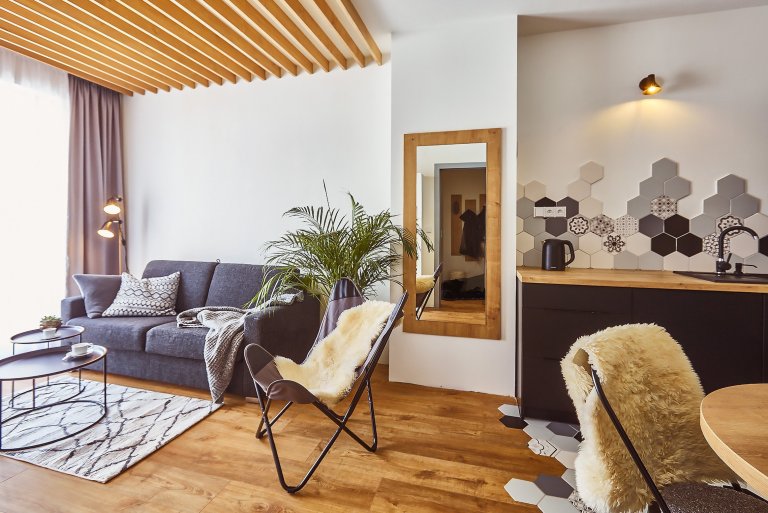 Malý horský apartmán&nbsp; investor zakoupil nejen pro odpočinek vlastní rodiny, ale i s výhledem na možnost krátkodobého pronájmu. Umístění domu&nbsp; 50m od…