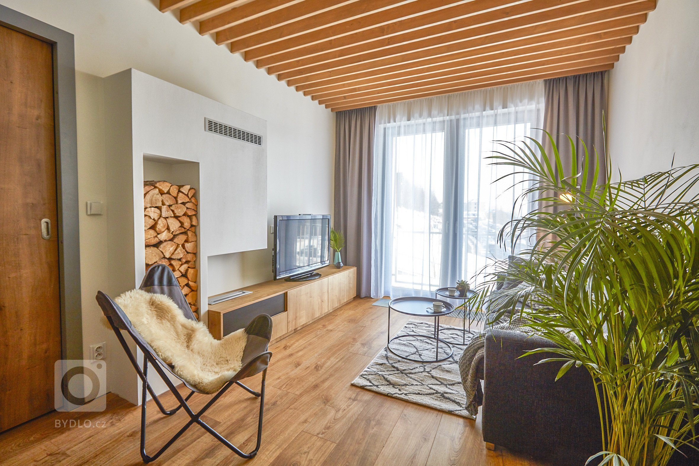 Malý horský apartmán&nbsp; investor zakoupil nejen pro odpočinek vlastní rodiny, ale i s výhledem na možnost krátkodobého pronájmu. Umístění domu&nbsp; 50m od…