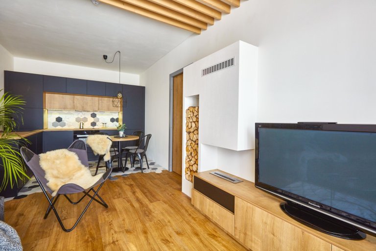 Malý horský apartmán&nbsp; investor zakoupil nejen pro odpočinek vlastní rodiny, ale i s výhledem na možnost krátkodobého pronájmu. Umístění domu&nbsp; 50m od…