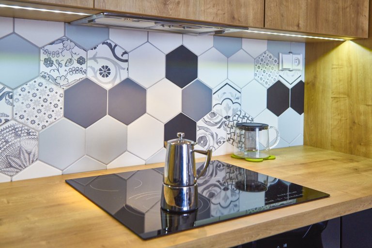 Malý horský apartmán&nbsp; investor zakoupil nejen pro odpočinek vlastní rodiny, ale i s výhledem na možnost krátkodobého pronájmu. Umístění domu&nbsp; 50m od…