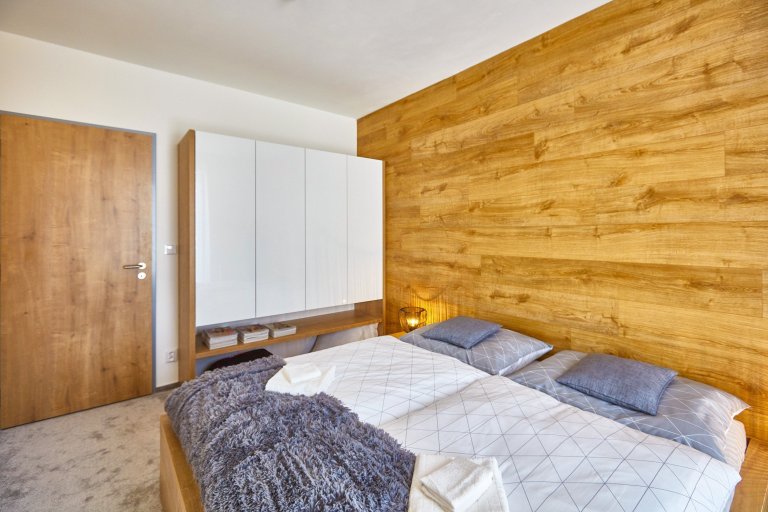 Malý horský apartmán&nbsp; investor zakoupil nejen pro odpočinek vlastní rodiny, ale i s výhledem na možnost krátkodobého pronájmu. Umístění domu&nbsp; 50m od…