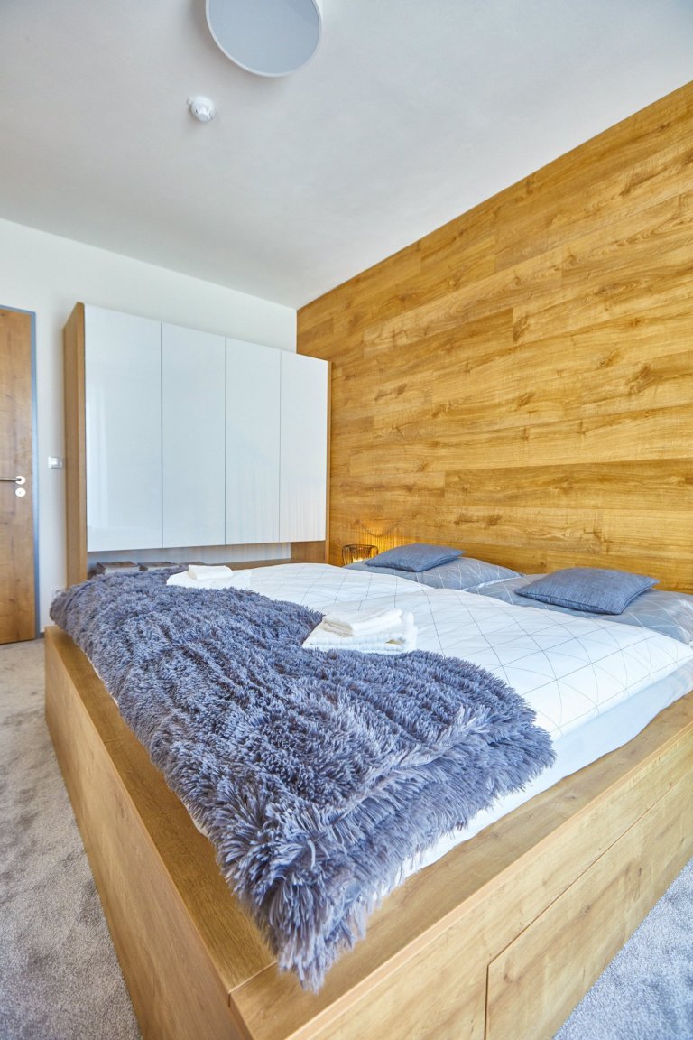 Malý horský apartmán&nbsp; investor zakoupil nejen pro odpočinek vlastní rodiny, ale i s výhledem na možnost krátkodobého pronájmu. Umístění domu&nbsp; 50m od…