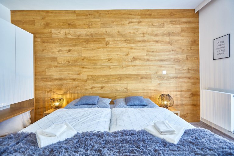 Malý horský apartmán&nbsp; investor zakoupil nejen pro odpočinek vlastní rodiny, ale i s výhledem na možnost krátkodobého pronájmu. Umístění domu&nbsp; 50m od…