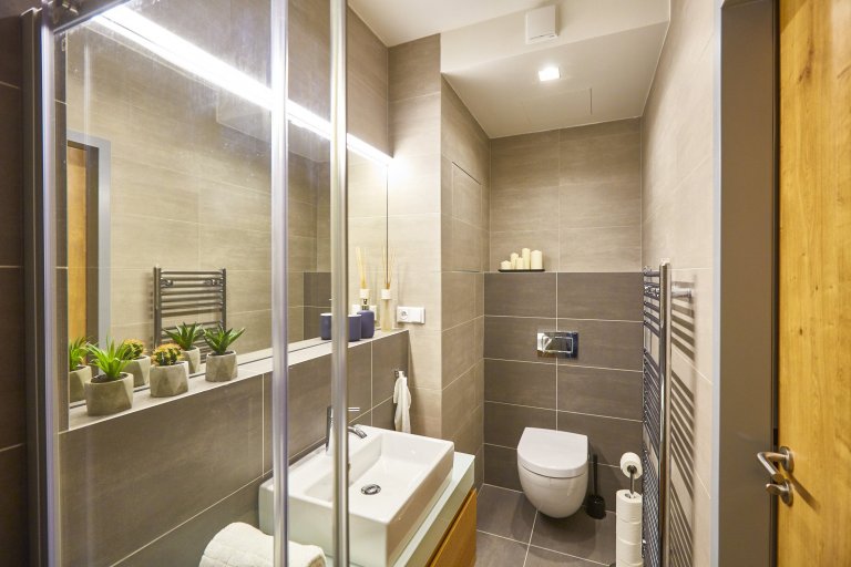 Malý horský apartmán&nbsp; investor zakoupil nejen pro odpočinek vlastní rodiny, ale i s výhledem na možnost krátkodobého pronájmu. Umístění domu&nbsp; 50m od…