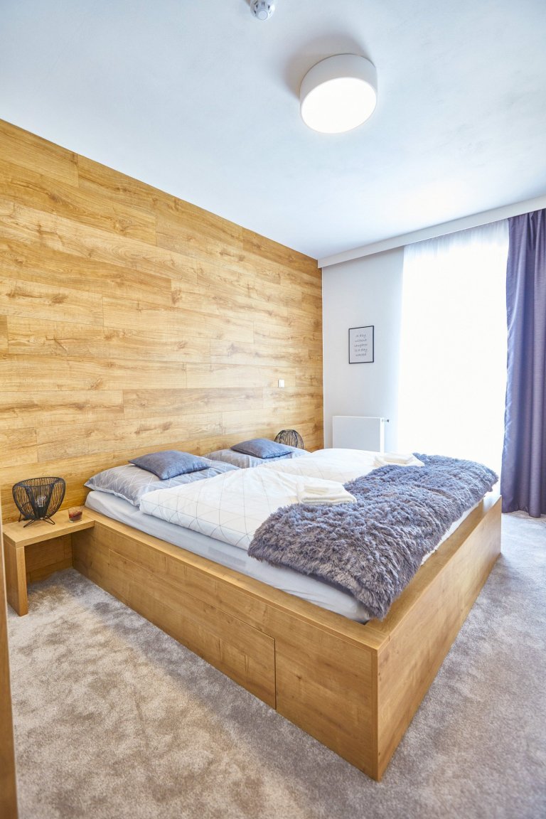 Malý horský apartmán&nbsp; investor zakoupil nejen pro odpočinek vlastní rodiny, ale i s výhledem na možnost krátkodobého pronájmu. Umístění domu&nbsp; 50m od…