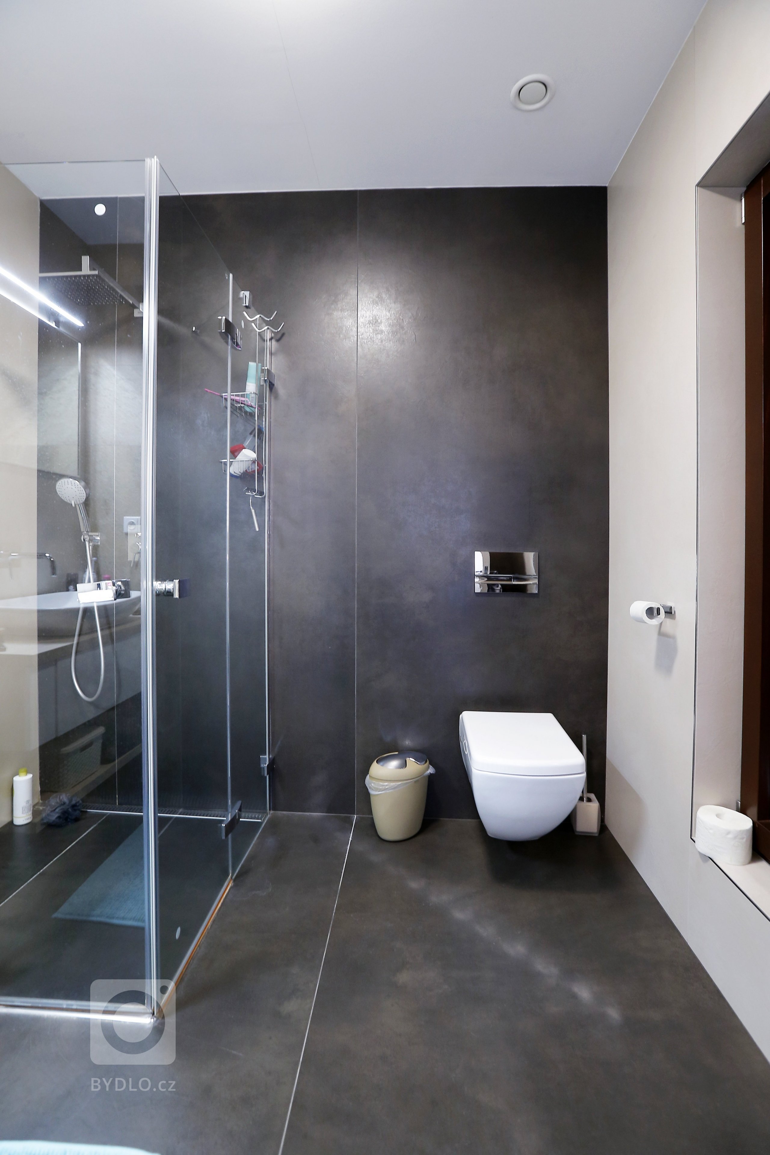 Rodinný dům v Uhřiněvsi&nbsp; je určen pro bydlení 4&ndash; členné rodiny. Zastavěná plocha činí 180,83 m2 z toho RD 167,23 m2, sklad 13,60 m2.
Celková užitná…