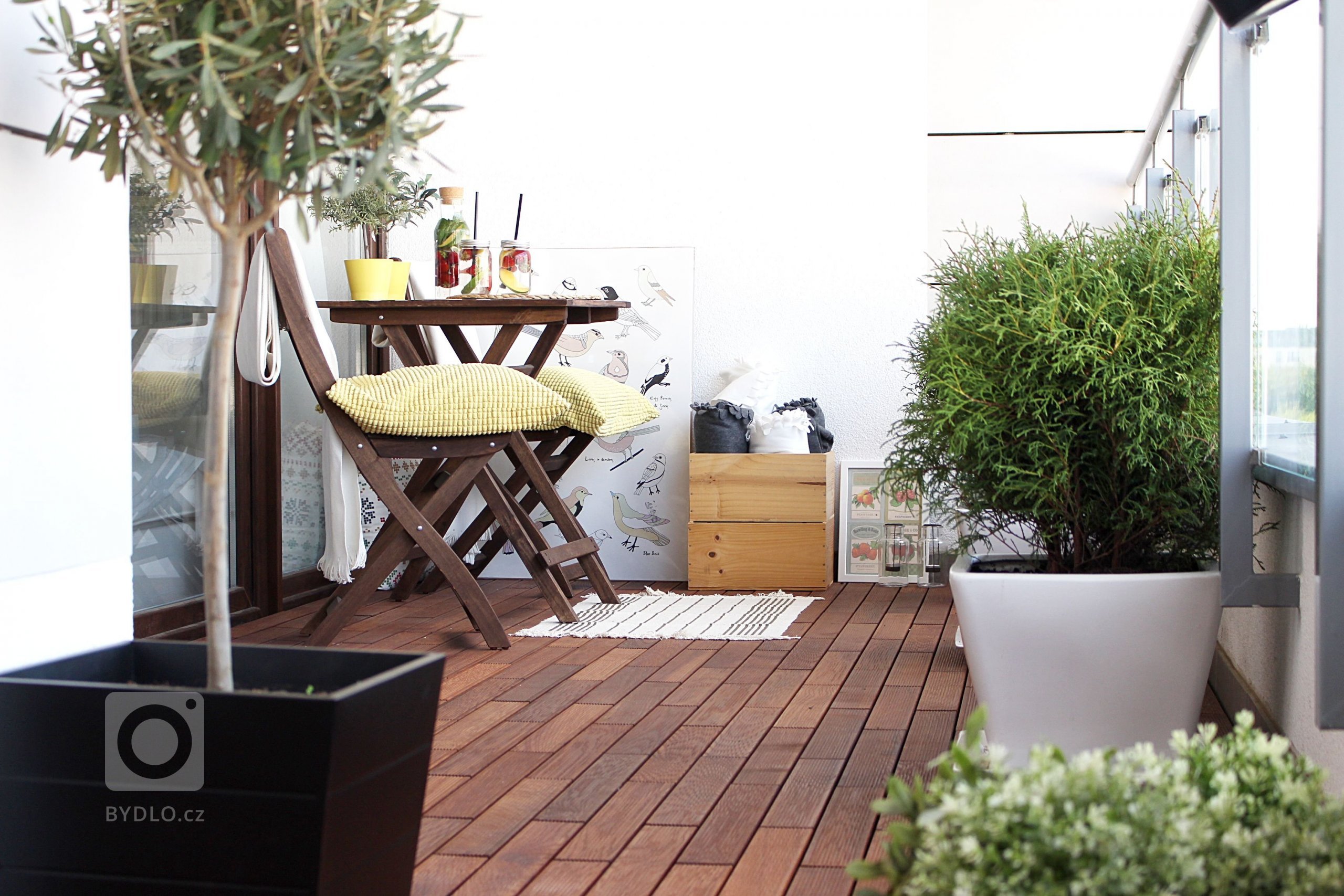 Terasový systém GUMI &nbsp;jediným řešením svého druhu na trhu: masivní přírodní dřevo s tloušťkou 21 mm, které nepotřebuje trvalou instalaci na povrch a…