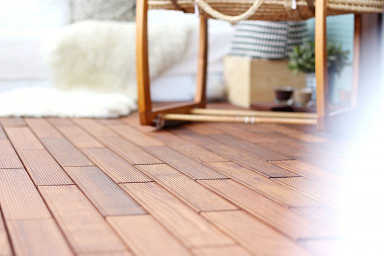 Terasový systém GUMI &nbsp;jediným řešením svého druhu na trhu: masivní přírodní dřevo s tloušťkou 21 mm, které nepotřebuje trvalou instalaci na povrch a…