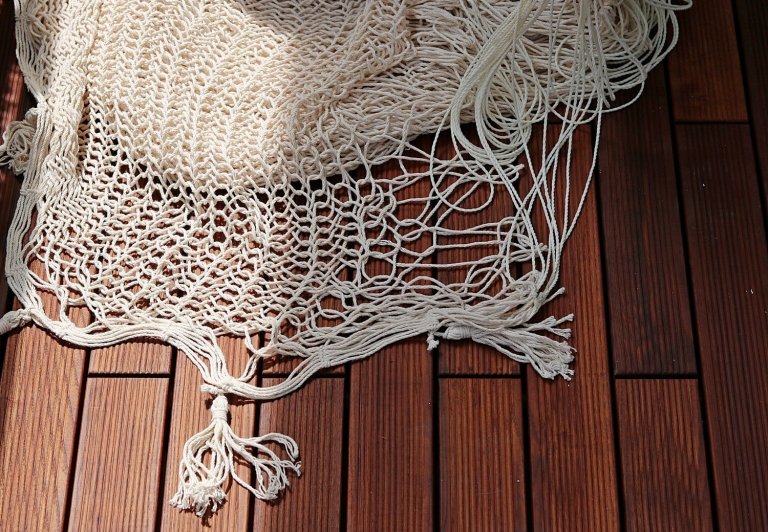 Terasový systém GUMI &nbsp;jediným řešením svého druhu na trhu: masivní přírodní dřevo s tloušťkou 21 mm, které nepotřebuje trvalou instalaci na povrch a…