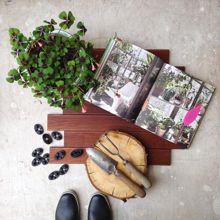 Terasový systém GUMI &nbsp;jediným řešením svého druhu na trhu: masivní přírodní dřevo s tloušťkou 21 mm, které nepotřebuje trvalou instalaci na povrch a…