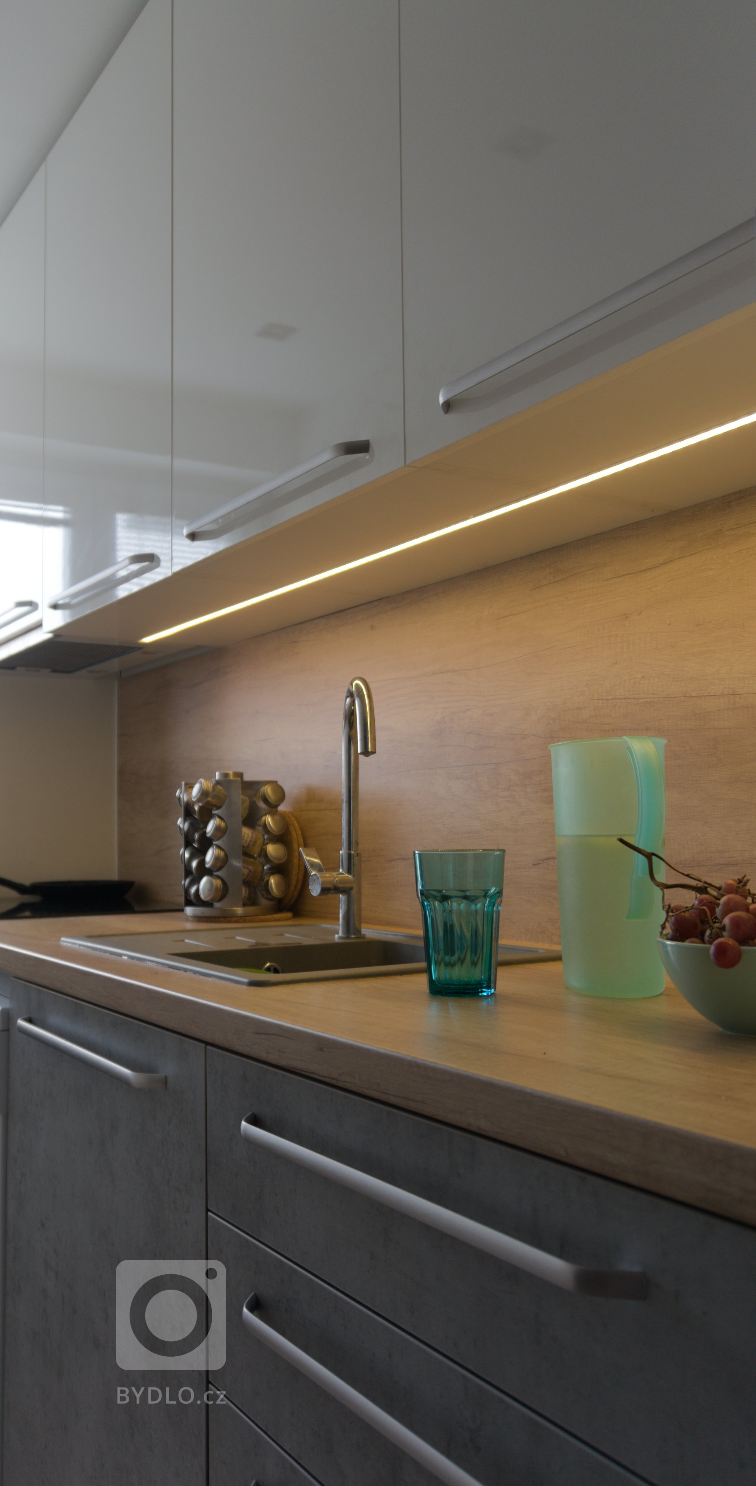 Byt s celkovou výměrou pouhých 56m2&nbsp;majitelům ve svém původním stavu již nevyhovoval. Problematický byl&nbsp;technický stav, tak hlavně i dispozice bytu.
…