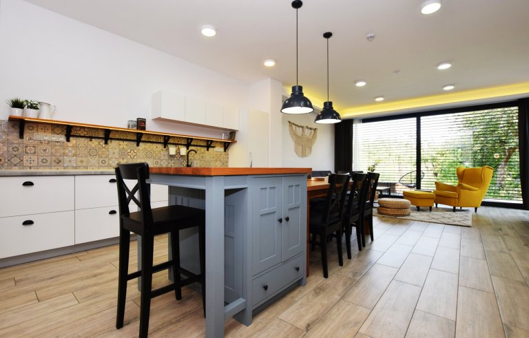 Se začátkem školy a povinností se budeme držet více doma. Nevadí. Tahle rodina má interiér zrealizovaný podle svých představ.

Klienti tíhli spíše k…