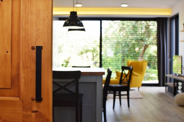 Se začátkem školy a povinností se budeme držet více doma. Nevadí. Tahle rodina má interiér zrealizovaný podle svých představ.

Klienti tíhli spíše k…