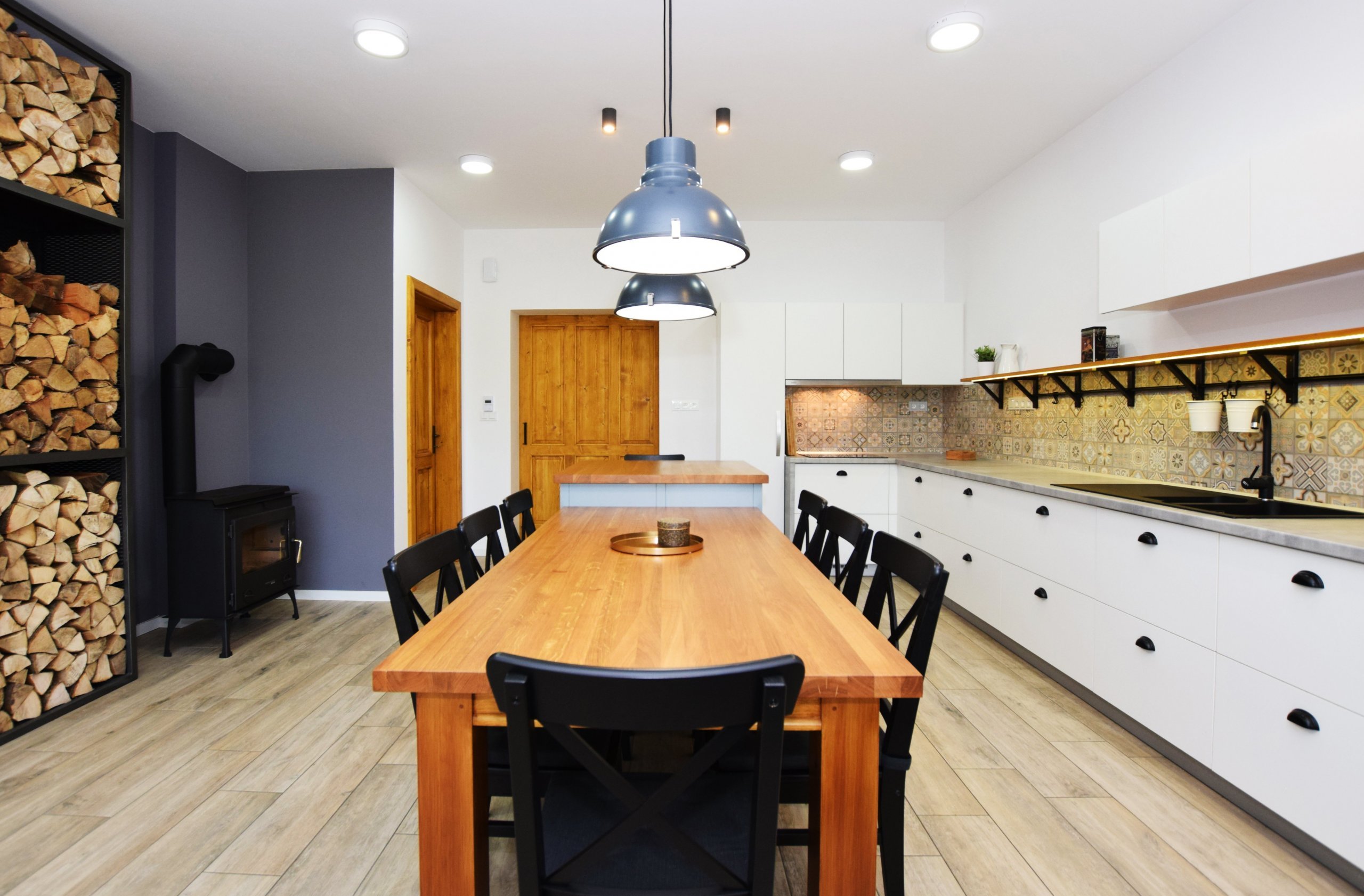 Se začátkem školy a povinností se budeme držet více doma. Nevadí. Tahle rodina má interiér zrealizovaný podle svých představ.

Klienti tíhli spíše k…