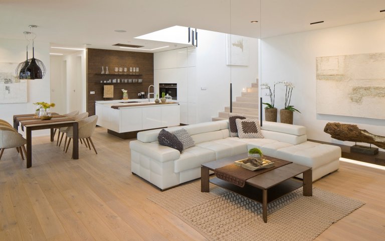 Moderní víceúrovňový dům s interiérovým nábytkem HANÁK na míru.&nbsp;Tento dům je zařízen zcela dle našeho Interior conceptu. Veškerý nábytek včetně dveří je…