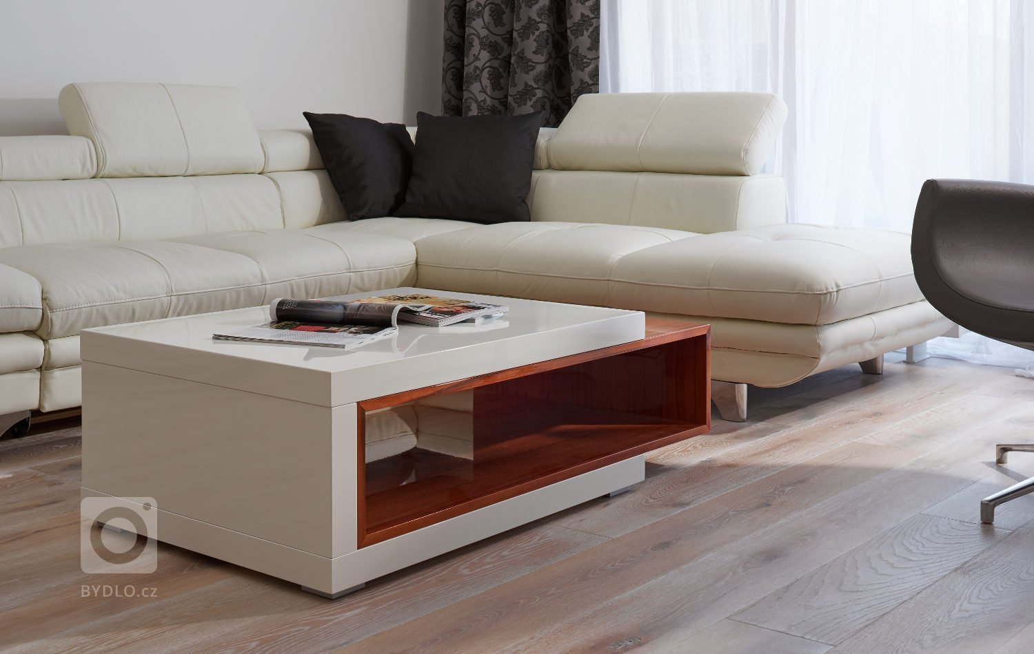 Kuchyni LINE vyniká především zvoleným materiálem. Kromě krásného lesklého bílého laku je to&nbsp;ušlechtilá dýha Tineo, která se prolíná v otevřeném prostoru.…