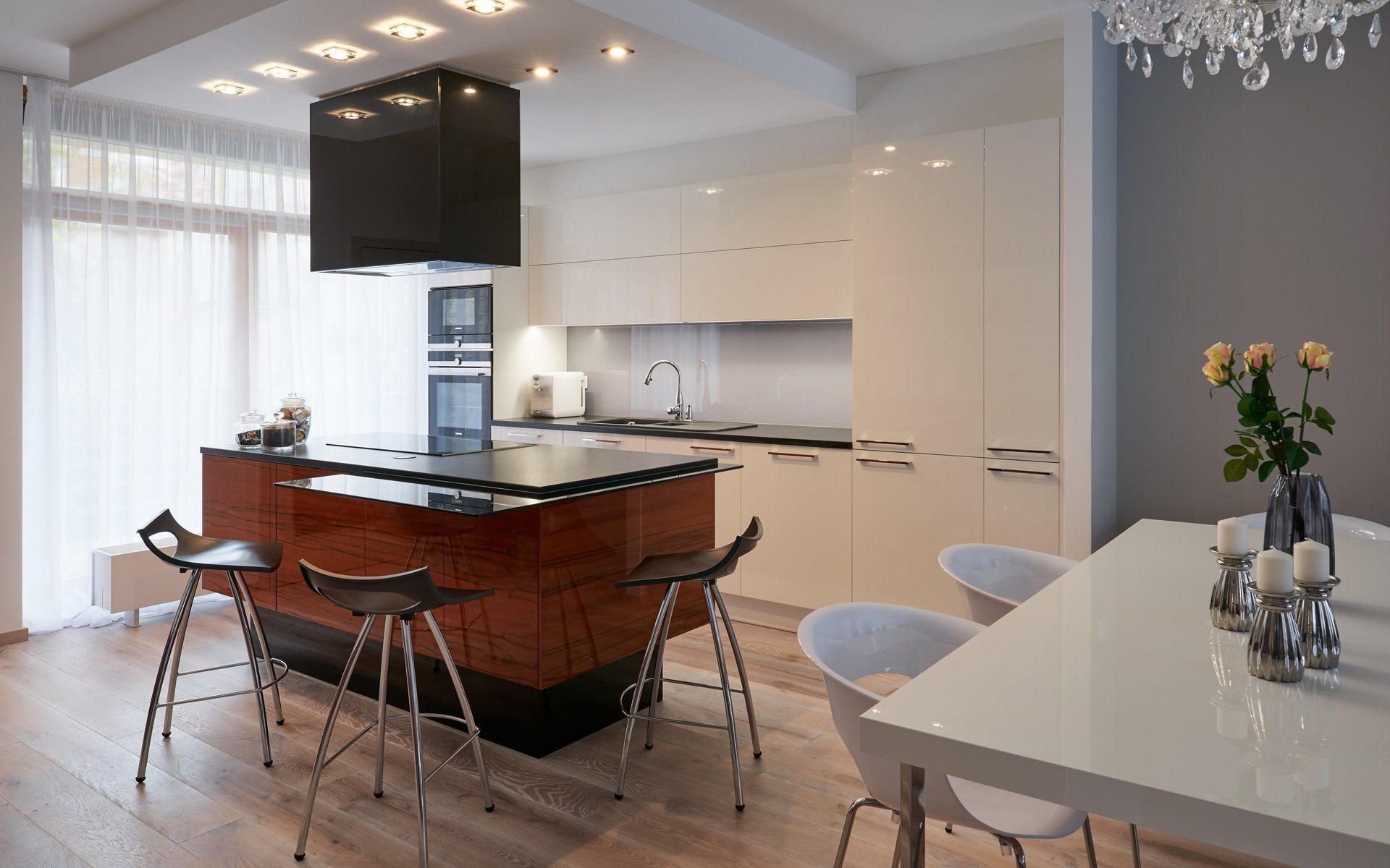 Kuchyni LINE vyniká především zvoleným materiálem. Kromě krásného lesklého bílého laku je to&nbsp;ušlechtilá dýha Tineo, která se prolíná v otevřeném prostoru.…