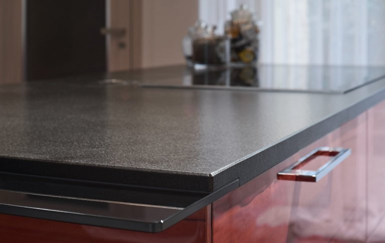 Kuchyni LINE vyniká především zvoleným materiálem. Kromě krásného lesklého bílého laku je to&nbsp;ušlechtilá dýha Tineo, která se prolíná v otevřeném prostoru.…