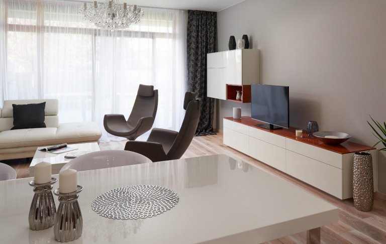 Kuchyni LINE vyniká především zvoleným materiálem. Kromě krásného lesklého bílého laku je to&nbsp;ušlechtilá dýha Tineo, která se prolíná v otevřeném prostoru.…