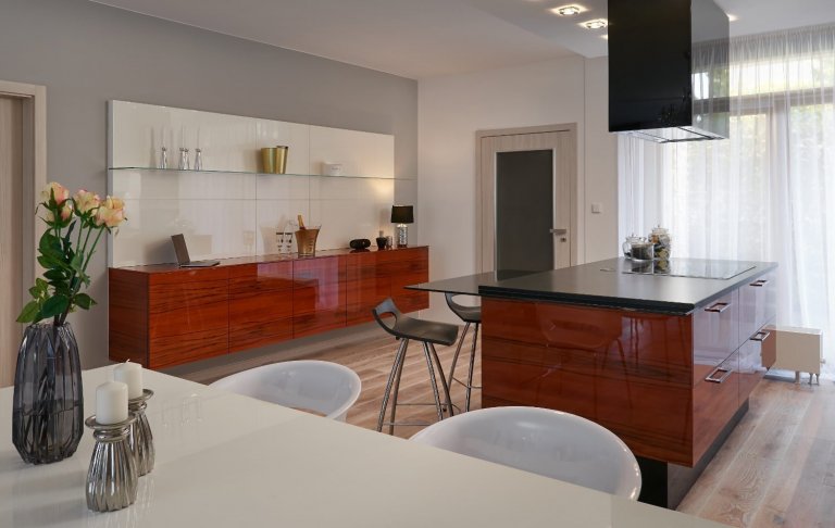 Kuchyni LINE vyniká především zvoleným materiálem. Kromě krásného lesklého bílého laku je to&nbsp;ušlechtilá dýha Tineo, která se prolíná v otevřeném prostoru.…
