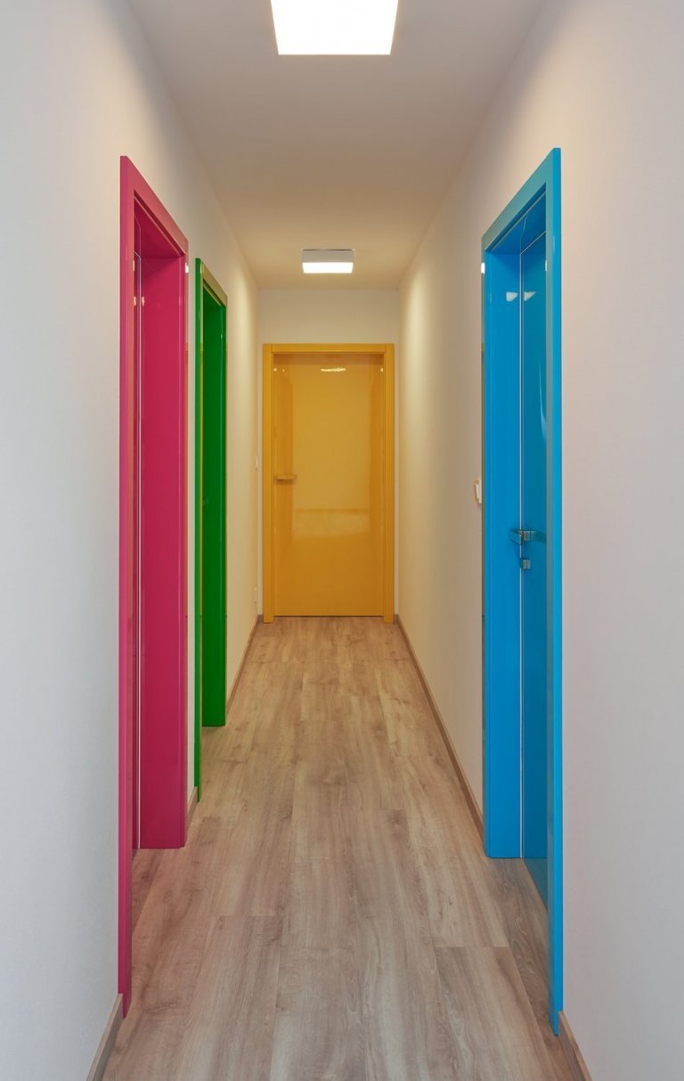 Venkovský dům s interiérem v oblíbeném řešení barev v kuchyních českých klientů. K bílým lakovaným plochám byla vybrána do kombinace dýha dub rustikal old.…