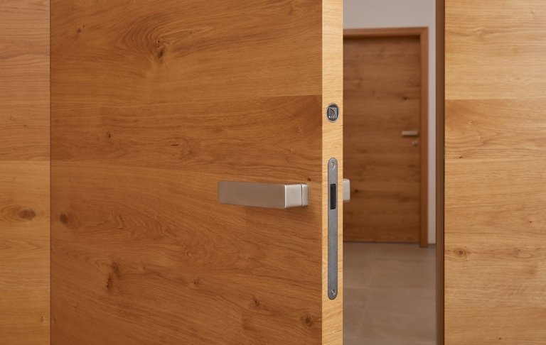 Venkovský dům s interiérem v oblíbeném řešení barev v kuchyních českých klientů. K bílým lakovaným plochám byla vybrána do kombinace dýha dub rustikal old.…