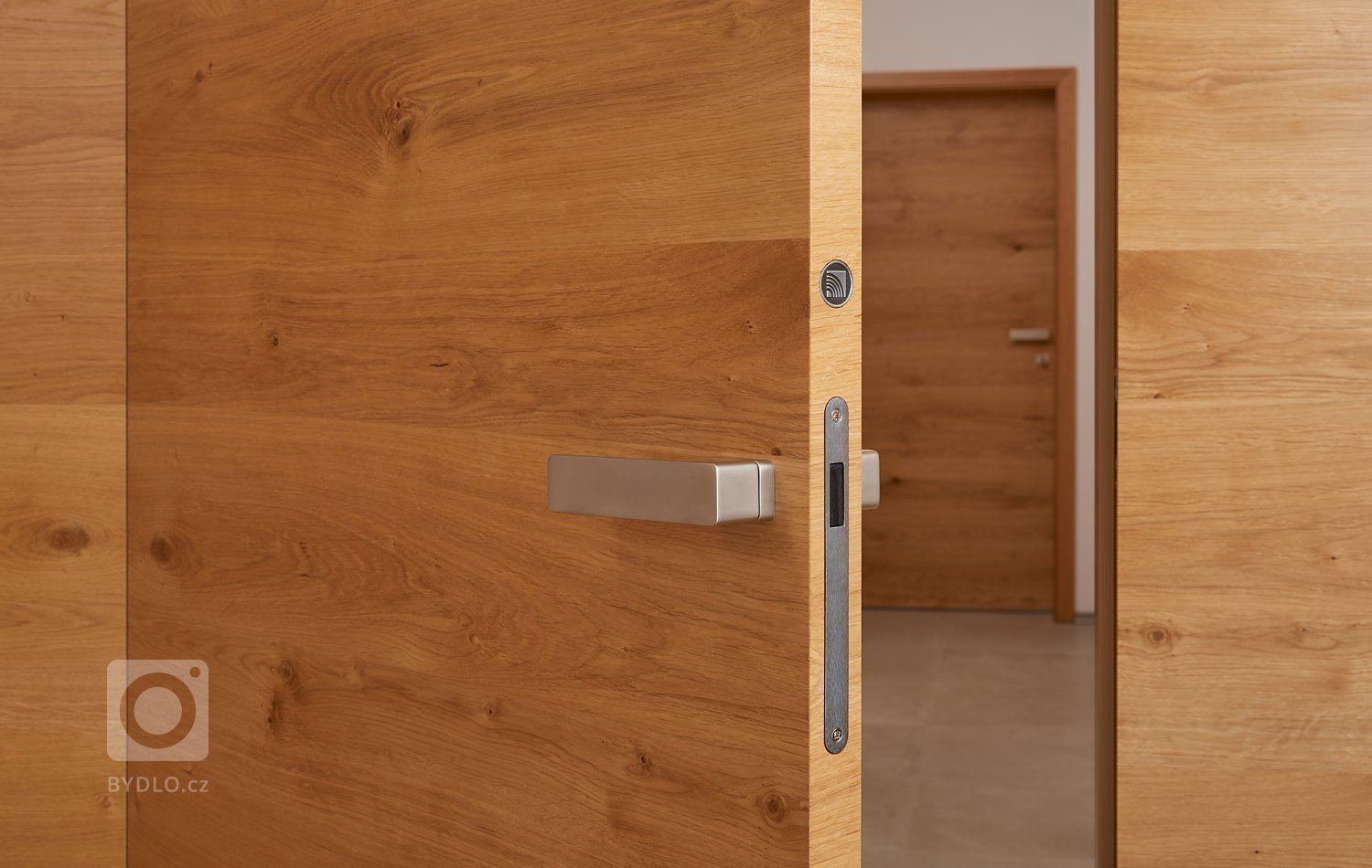 Venkovský dům s interiérem v oblíbeném řešení barev v kuchyních českých klientů. K bílým lakovaným plochám byla vybrána do kombinace dýha dub rustikal old.…