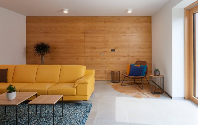 Venkovský dům s interiérem v oblíbeném řešení barev v kuchyních českých klientů. K bílým lakovaným plochám byla vybrána do kombinace dýha dub rustikal old.…