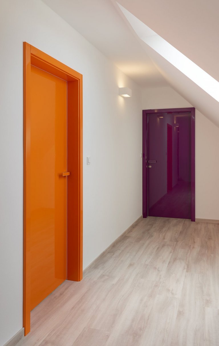 Venkovský dům s interiérem v oblíbeném řešení barev v kuchyních českých klientů. K bílým lakovaným plochám byla vybrána do kombinace dýha dub rustikal old.…