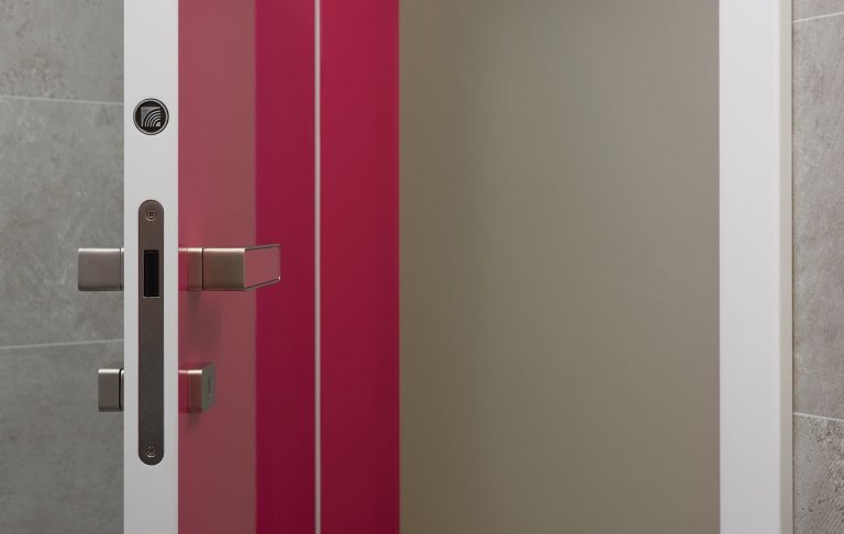 Venkovský dům s interiérem v oblíbeném řešení barev v kuchyních českých klientů. K bílým lakovaným plochám byla vybrána do kombinace dýha dub rustikal old.…