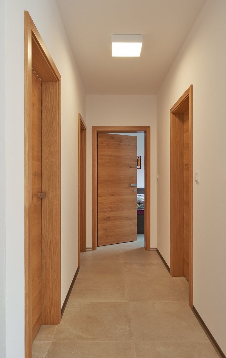 Venkovský dům s interiérem v oblíbeném řešení barev v kuchyních českých klientů. K bílým lakovaným plochám byla vybrána do kombinace dýha dub rustikal old.…