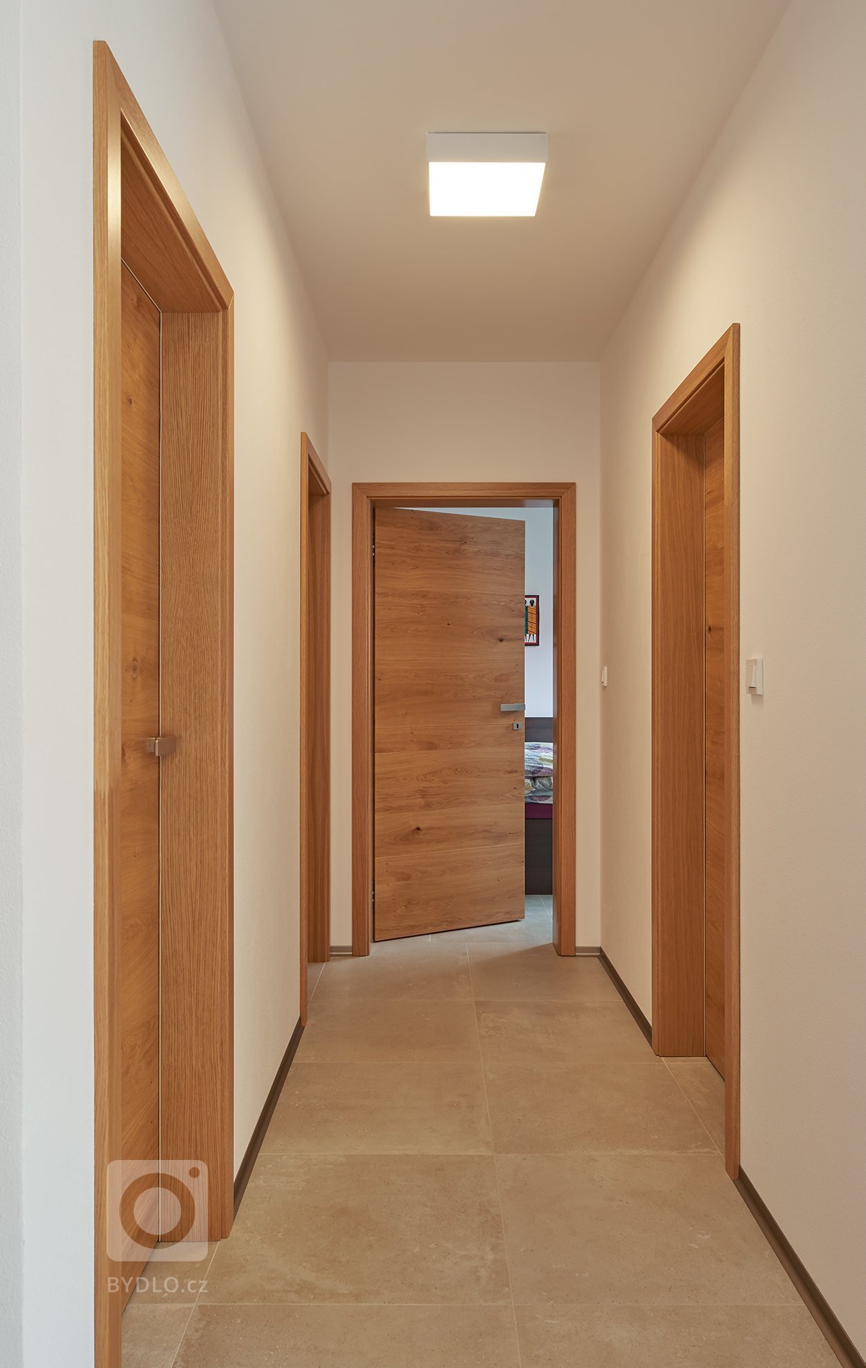 Venkovský dům s interiérem v oblíbeném řešení barev v kuchyních českých klientů. K bílým lakovaným plochám byla vybrána do kombinace dýha dub rustikal old.…