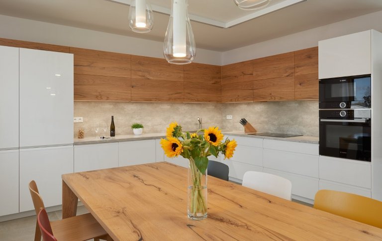 Venkovský dům s interiérem v oblíbeném řešení barev v kuchyních českých klientů. K bílým lakovaným plochám byla vybrána do kombinace dýha dub rustikal old.…