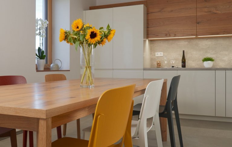 Venkovský dům s interiérem v oblíbeném řešení barev v kuchyních českých klientů. K bílým lakovaným plochám byla vybrána do kombinace dýha dub rustikal old.…