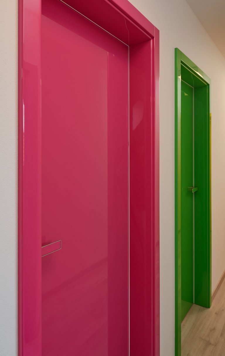 Venkovský dům s interiérem v oblíbeném řešení barev v kuchyních českých klientů. K bílým lakovaným plochám byla vybrána do kombinace dýha dub rustikal old.…