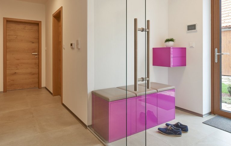 Venkovský dům s interiérem v oblíbeném řešení barev v kuchyních českých klientů. K bílým lakovaným plochám byla vybrána do kombinace dýha dub rustikal old.…