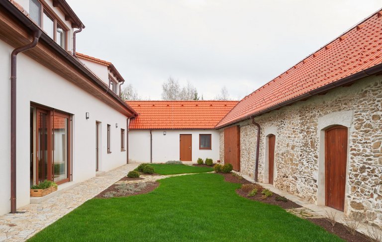 Venkovský dům s interiérem v oblíbeném řešení barev v kuchyních českých klientů. K bílým lakovaným plochám byla vybrána do kombinace dýha dub rustikal old.…