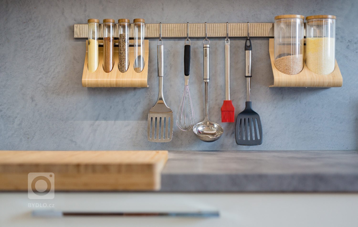 Představujeme prostornou&nbsp;sestavu do tvaru L. Nabídne vše pro pohodlnou práci v kuchyni. Chladný bílý lak příjemně doplňuje medový odstín dýhy, který…