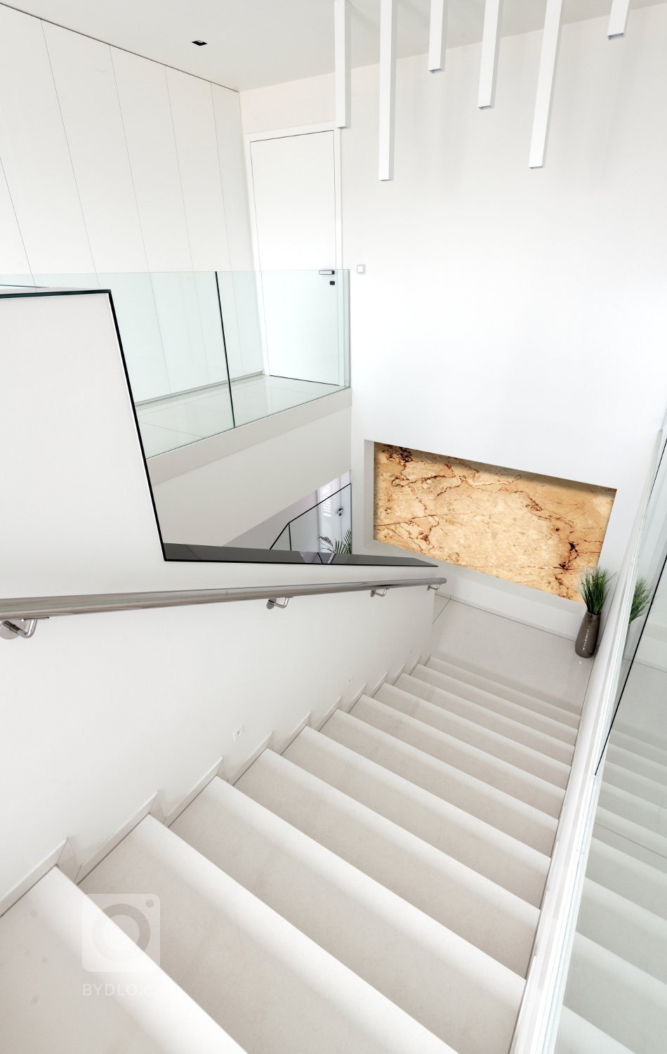 Ryze moderní interiér, který má osobité charisma.&nbsp;Pro tento interiér jsme kromě kuchyně a interiérových dveří dodali především větší nábytkové sestavy.…