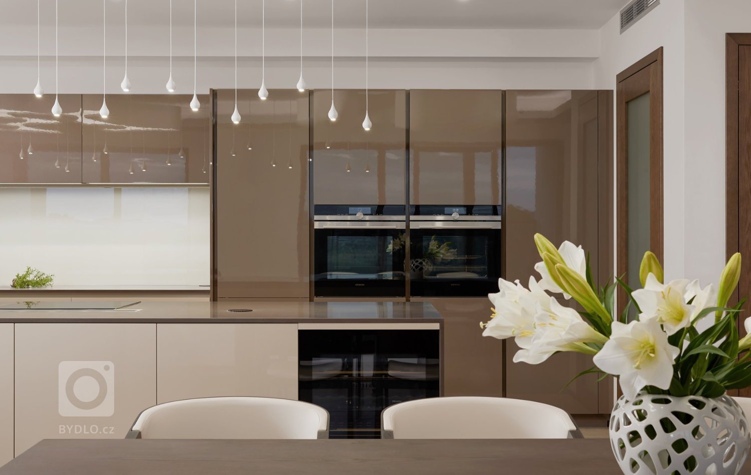 Na holešovické Marině Island vyrostla řada nových luxusních bytových domů. Do těchto bytů dodáváme řadu nábytku a především interiérové dveře.&nbsp;
&nbsp;

…