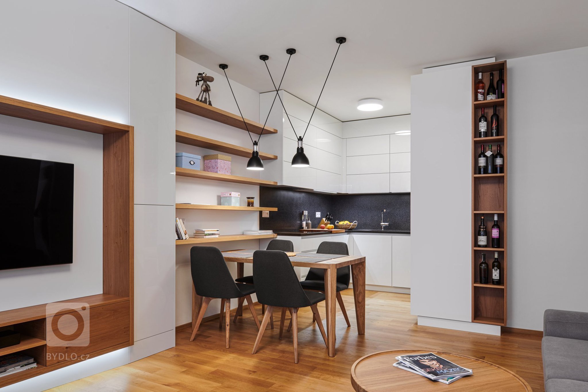 Luxus, design a praktičnost. To vše lze spatřit v této realizaci. Kompletní interiér na míru v kombinaci bílého laku a dýhy dubu rustikal. Kuchyně ELITE/LINE,…