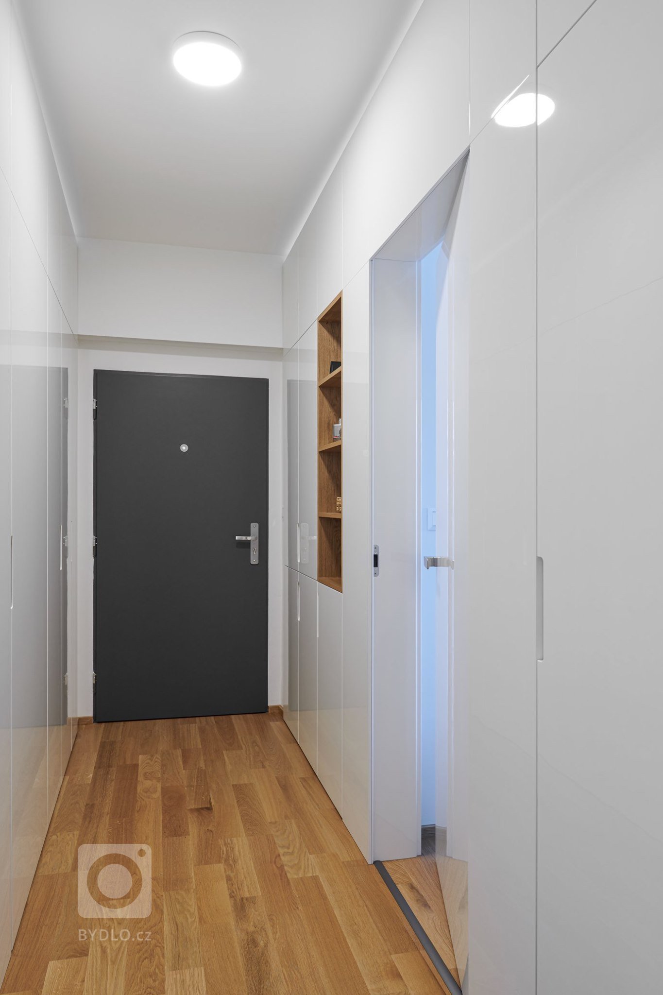 Luxus, design a praktičnost. To vše lze spatřit v této realizaci. Kompletní interiér na míru v kombinaci bílého laku a dýhy dubu rustikal. Kuchyně ELITE/LINE,…