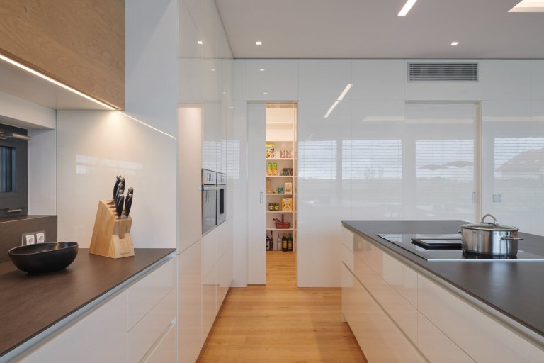 Moderní dům, který je skvělou ukázkou našeho HANÁK INTERIOR CONCEPT. Kompletní interiér včetně interiérových dveří je sladěný do toho nejmenšího detailu. V…