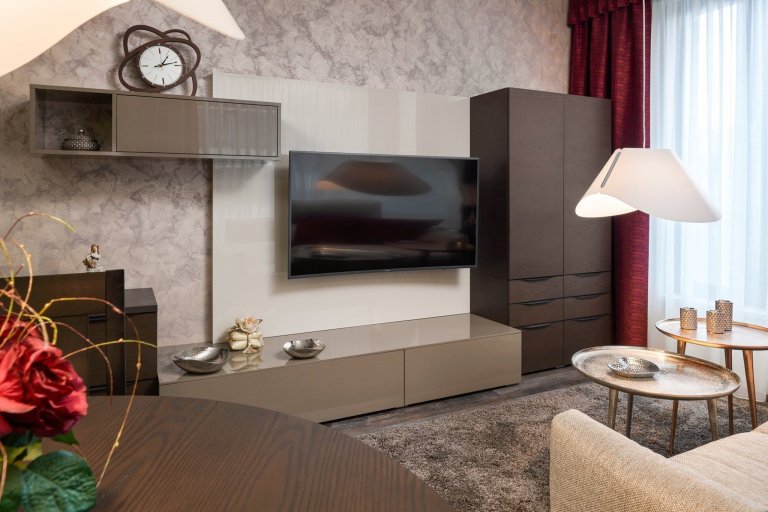 Interiér laděný do zemitých tónů, kterému dominují laky champagne a mocca s přírodní dýhou v tmavém odstínu. Tato kombinace byla zvolena také pro zbytek…